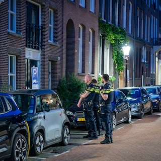 Man assaulted during armed robbery at Vondelpark holiday rental, police searching for two suspects