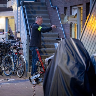 Explosion at garage box in Amsterdam-West, police investigating
