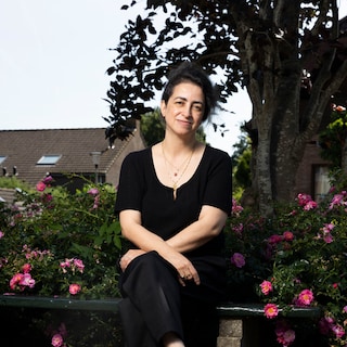 Hassnae Bouazza (52) writes romance novel: ‘Many relationships also have a destructive side: people sabotage each other or themselves’