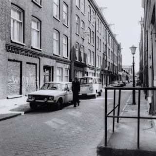 In the 1970s, Grote Bickersstraat was a disaster to live in. What did the municipality do? Only fix the facades