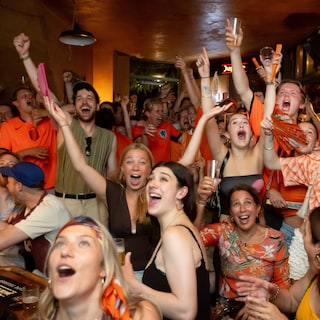 Code Oranje in de stad: hitte kan de pret niet drukken bij winst van Nederlands elftal op Tunesië