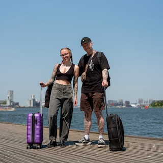 Suzy (30) and Rich (34) visit friends living on a houseboat in Amsterdam North: ‘People in London are much flashier’
