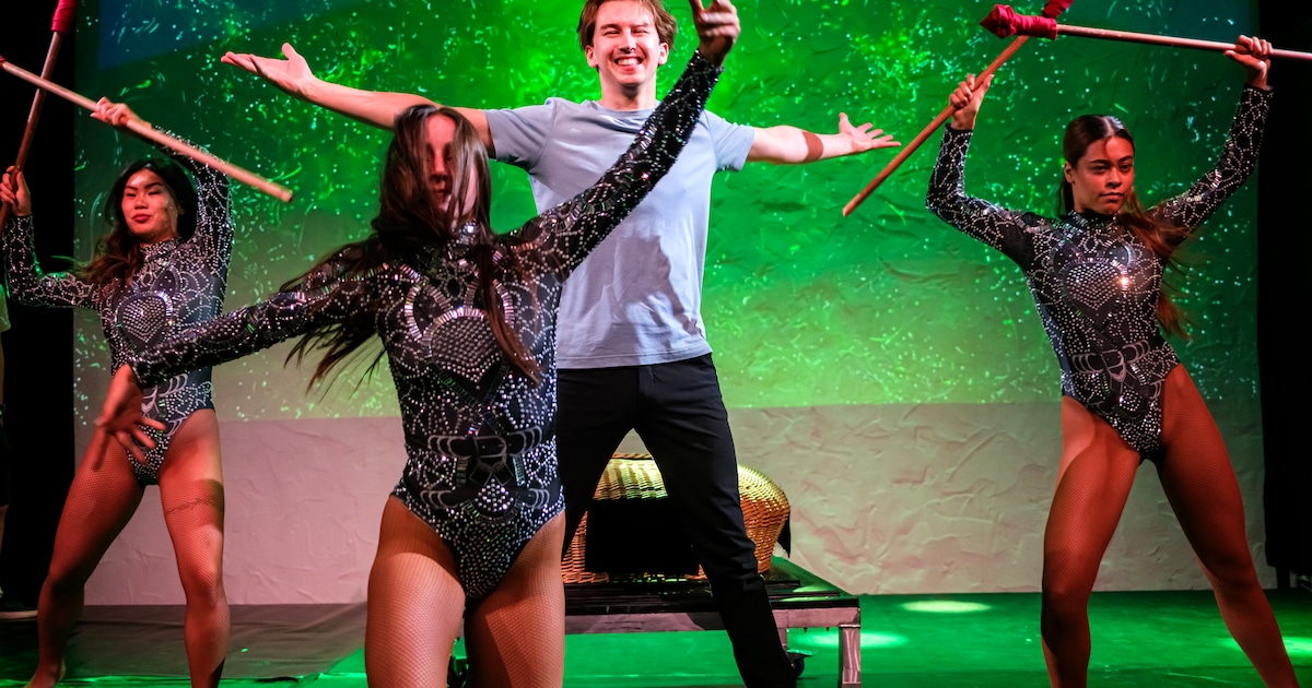 Piepjonge illusionist Nigel Otermans (24) runt z’n eigen show in de Nes: ‘Je publiek wil zich verwon