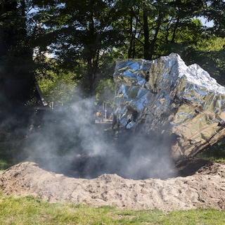 New artwork on the lawn next to music venue Paradiso: ‘This meteorite represents a silent impact’