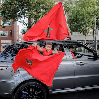 Gejuich en getoeter: fans vieren overwinning Marokko in Amsterdam, verkeer loopt vast in Nieuw-West