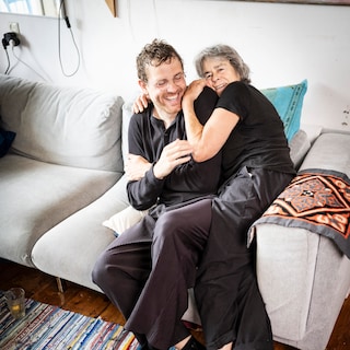 Karin (77) and Luigi (37): ‘Many people think: you shouldn’t talk to your mother like that!?’