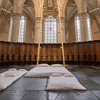 Poëtische installatie in Grote Kerk Alkmaar: Afhankelijk van de stand van de zon verschijnt of verdwijnt iets