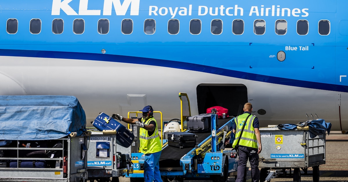 ‘Historische stap’: Schiphol halveert aantal bagageafhandelaars