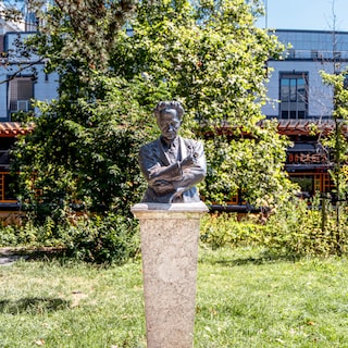 Bust of writer Arthur van Schendel at the Singelgracht is ignored thousands of times a day