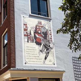 On this facade in the Jordaan, novel character Kees walks past his great love Rosa with his signature swimming-pool gait