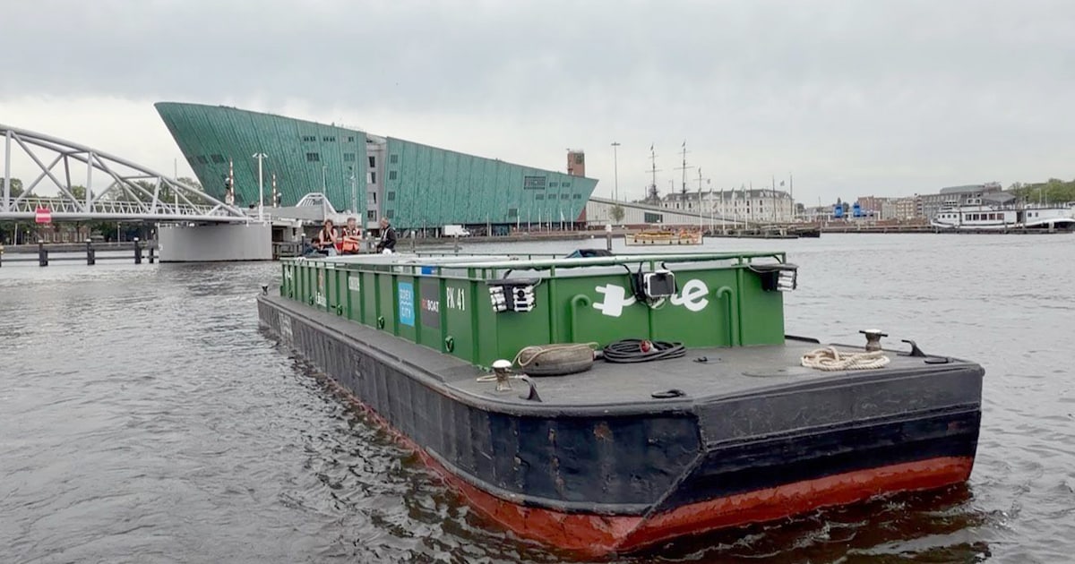 Amsterdam test voor het eerst een zelfvarend schip om goederen mee te vervoeren, zodat er minder bes