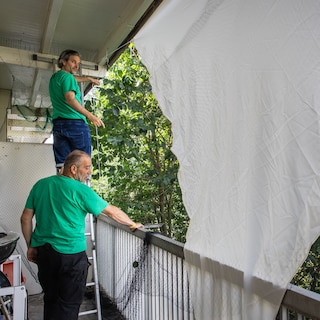 Shade sails and window film: these energy coaches prepare Amsterdam rental homes for the heat