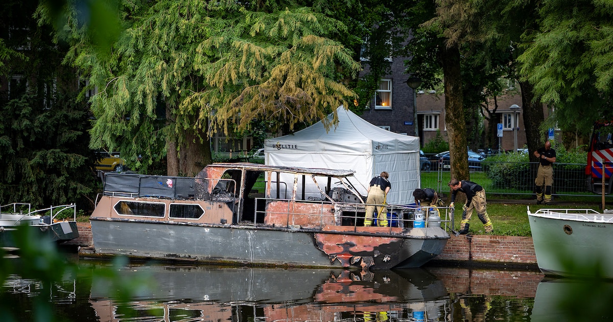 Persoon overleden bij brand in boot in De Baarsjes