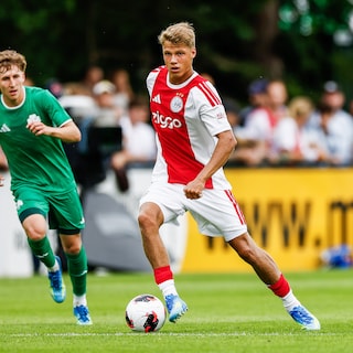 Ajax bevestigt transfer van Sean Steur (18) naar Newcastle United voor 27 miljoen euro