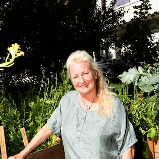 Monique Koorn (63) earns 2441 euros a month with three jobs, her adult children still live at home: 'They have nowhere to go'