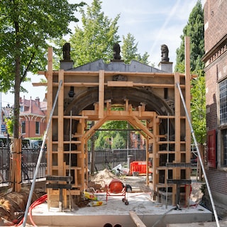 Rijksmuseum straightens subsided gate: It will stand perfectly straight for another hundred years