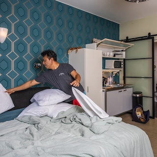 Zu (56) runs a bed and breakfast in Amsterdam South: 'They once took the keys out of revenge'
