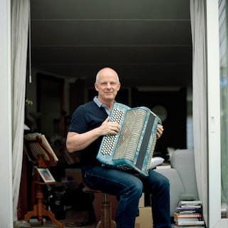 For accordionist André Vrolijk, the love for the Amsterdam repertoire and especially Johnny Meijer runs in the family: ‘I got it from my grandfather, who idolized him’