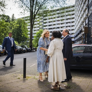 Queen Máxima and Minister Vijlbrief cycle through Southeast and speak with Amsterdammers in debt: 'Often the root of many problems'