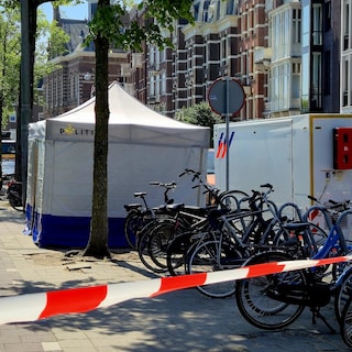 Deceased man found in the Amstel, police investigating on the Amsteldijk