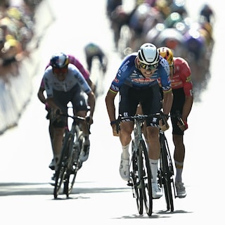 Mathieu van der Poel ziet aanvalslust beloond en wint snikhete heuveletappe Tour de France