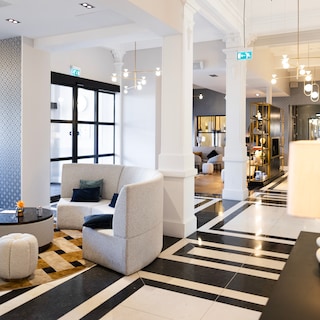 Amsterdam crosses gone from the carpet: Hotel The Manor on Linnaeusstraat gets a much-needed facelift