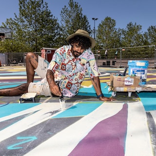 Munir de Vries creates basketball court mural on Museumplein with special paint: 'You still need to be able to play well here'