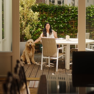 Australian Nikki (57) met 60 percent of her Amsterdam friends through her dog Cognac: ‘Get a dog if you move to a new country’