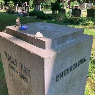 Bronze cross stolen from Wally Tax's grave: 'This is simply grave desecration'