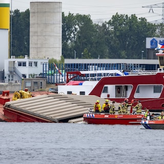 Opvarende gezonken duwboot Coenhaven vermist, bergingsoperatie gestart