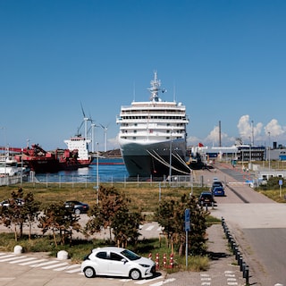 More and more cruise ships dock in IJmuiden, but passengers still travel to Amsterdam by bus: 'I didn't know they were two different ports'