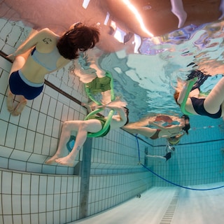 Thanks to toy fish and vibrating eggs: thunderous applause for the underwater concert at the Marnix pool