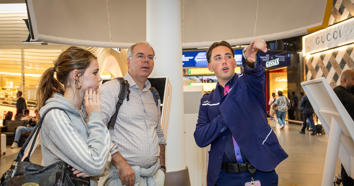 Melvin (19) keeps order in the chaos as Schiphol’s youngest floor manager: ‘If you see something, yo