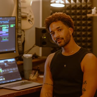 Tos van Eekeren (26) makes music in the windowless Volkshotel studio: I have sat there until it was light outside again