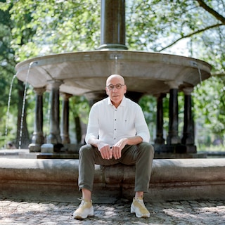 Etan Sela (65) is head concierge at the luxury Conservatorium Hotel: ‘You have to analyze the guest quickly. Who are they and what do they want to do?’