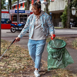 Kimberly (34) stops cleaning up litter in her Gein neighborhood: 'Apparently the area needs to deteriorate significantly before anything gets done'