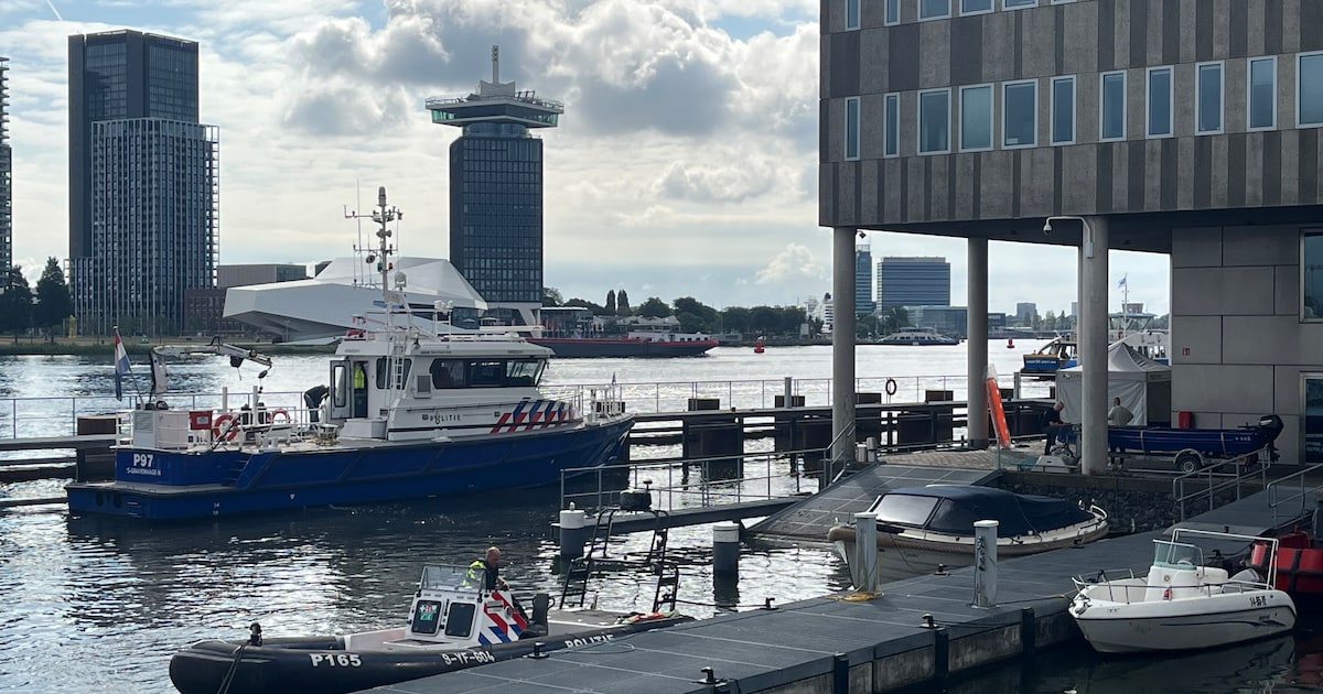 Overleden persoon aangetroffen in water bij IJdok, politie onderzoekt toedracht
