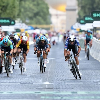Van der Poel wint slotetappe Tour de France op Champs-Élysées