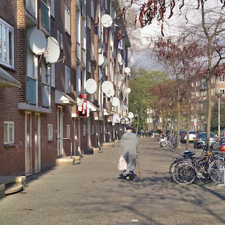 Spot the differences: Akbarstraat in 2008 and in 2026
