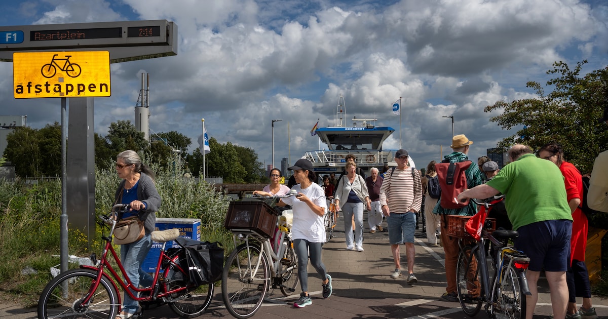 Amsterdam zoekt uitweg voor drukte op ponten over het IJ