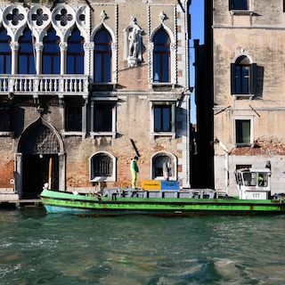 In Venice, the waste boat is normal, but a change ten years ago really helped against litter: 'The seagulls pecked everything open'