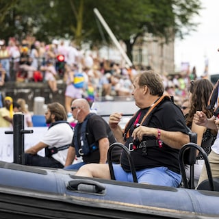 Prime Minister Jetten on a boat at the Canal Parade: ‘Love is love, just be yourself’