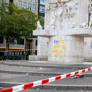 National Monument on Dam Square defaced with slogans about human trafficking