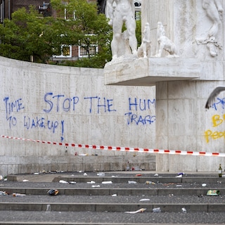 If Amsterdam is unable to protect the National Monument on Dam Square, let’s move it