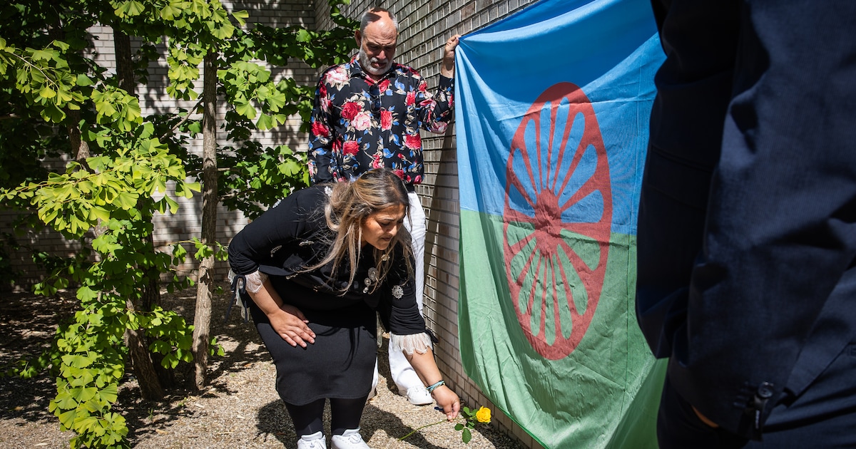 Vermoorde Roma en Sinti voor het eerst herdacht in Amsterdam: ‘We willen deze verhalen zo graag door