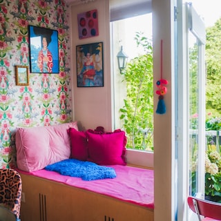 Even the ceiling in Sanne's (36) Venserpolder apartment kitchen is lilac: 'I was afraid it might be too much, but for me, there's no such thing as too much'