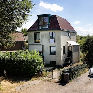 Amstelveen villa sold for 2.5 million euros but cannot be transferred due to squatters: 'Ridiculous that this is possible'