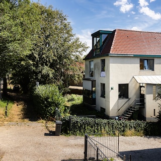 Squatters in Amsteldijk mansion allowed to stay by judge but must behave properly