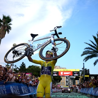 Demi Vollering kroont zich op sublieme wijze tot winnares Tour de France Femmes