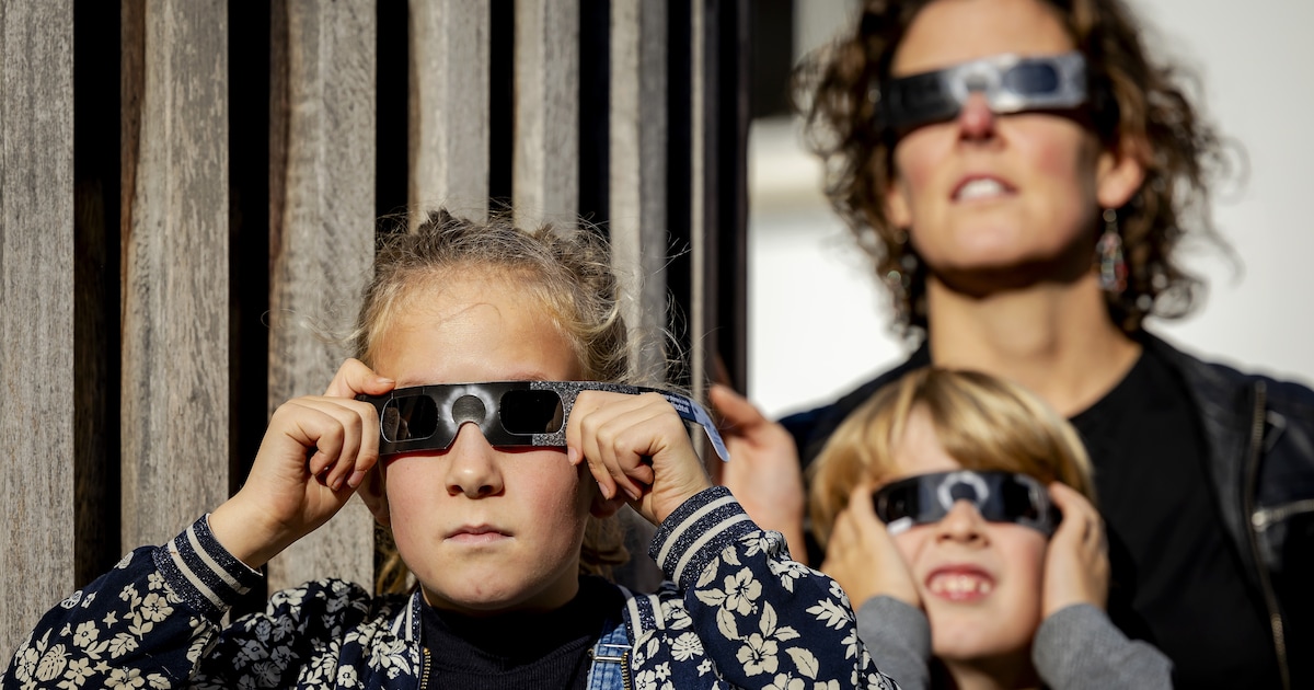 Eclipse glasses flying off the shelves in Amsterdam: ‘Do not make your own glasses to watch the sola
